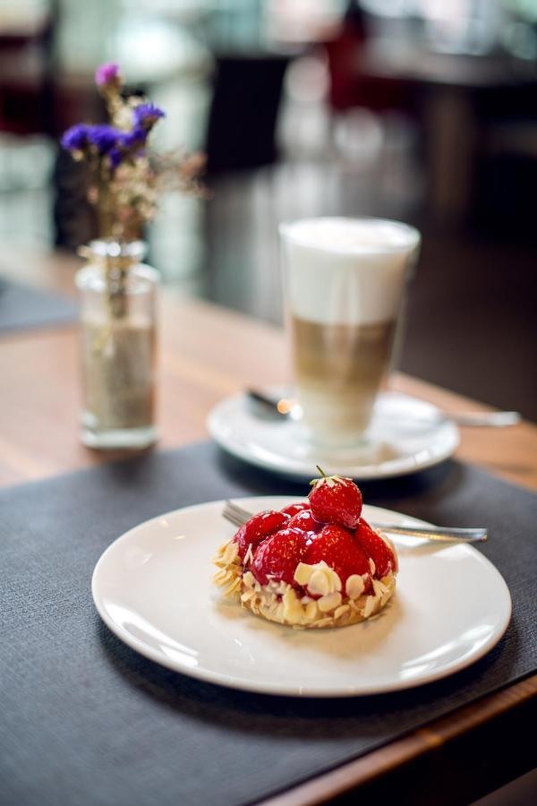 Faehrhaus Koblenz Hotel Ngoại thất bức ảnh A latte with a strawberry tart